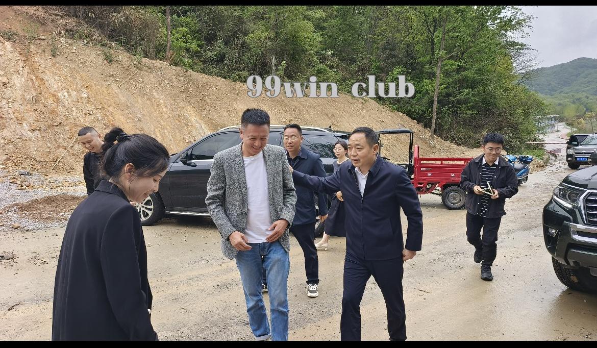 Bí thư Quận ủy Lí Châu, ông Trương Huy Đồ, khảo sát tình hình xây dựng giai đoạn hai của Lễ hội Trượt tuyết Tháng Đá (sân trượt tuyết) tại Đà Lạt